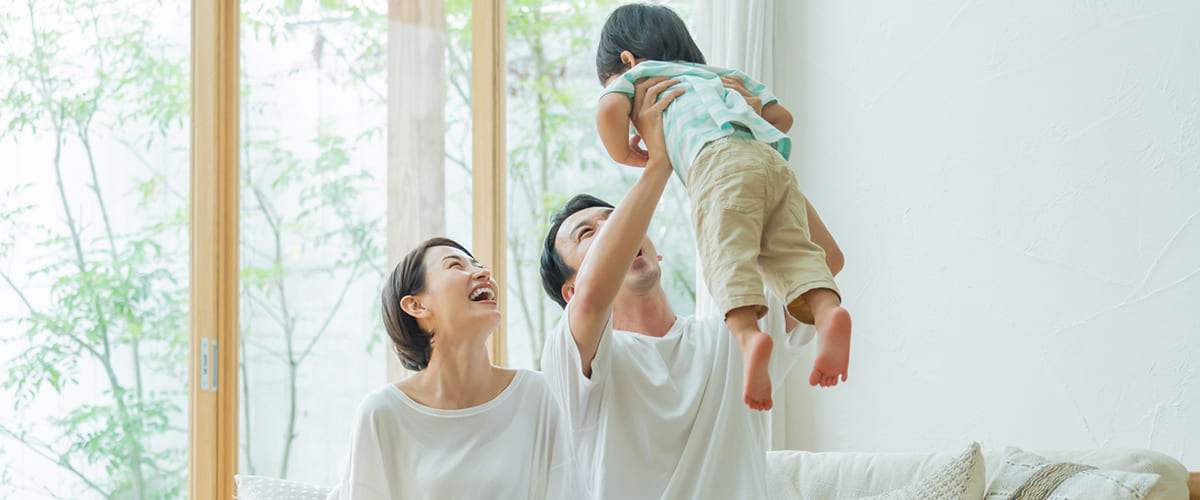 リフォーム後の快適な快適なリビング過ごす夫婦と赤ちゃん