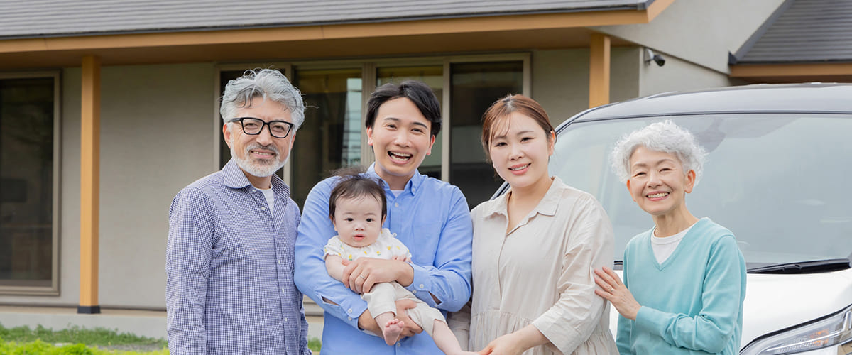 リフォーム後の家で仲良く過ごす三世代家族